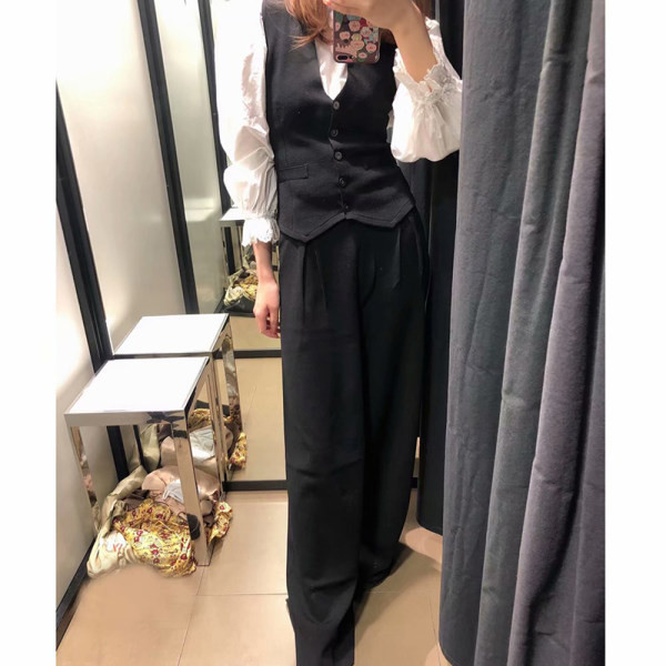 Široki model ženskih hlača s crnim poprsjem