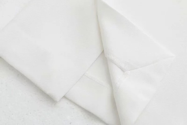 Pantaloni largi moderni cu nasturi si lungime 7/8