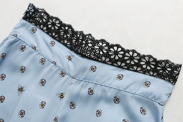 Pantaloni largi casual cu elastic si dantela