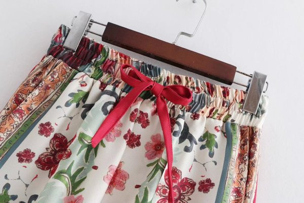 Pantaloni moderni model lat cu talie elastica si model floral