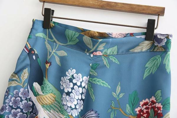 Дамски широк панталон в син цвят и шарен десен