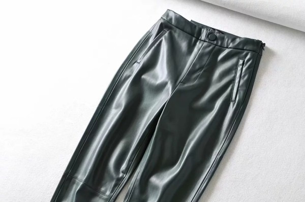 Pantaloni moderni din piele cu buzunare