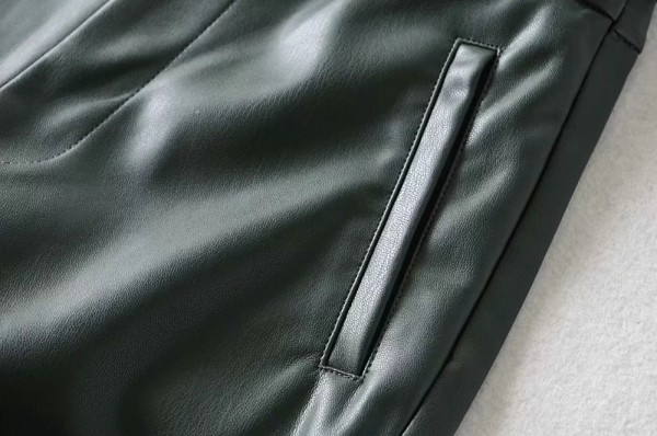 Pantaloni moderni din piele cu buzunare