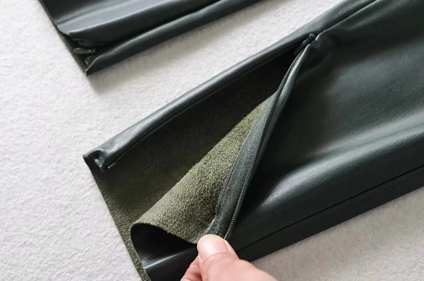 Pantaloni moderni din piele cu buzunare