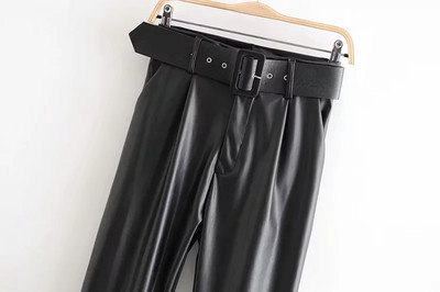 Pantaloni la modă din imitație de piele cu curea