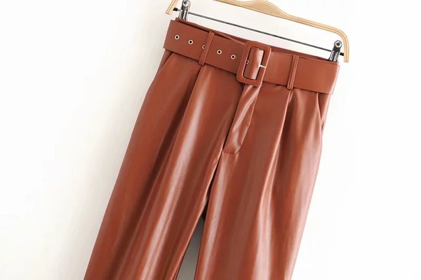 Pantaloni la modă din imitație de piele cu curea