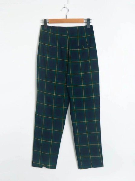 Pantaloni casual de damă în carouri