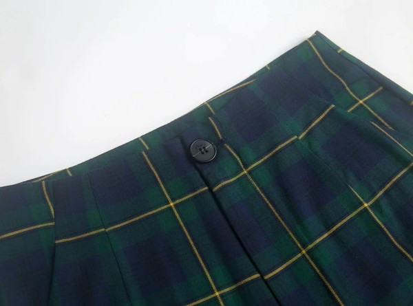 Pantaloni casual de damă în carouri