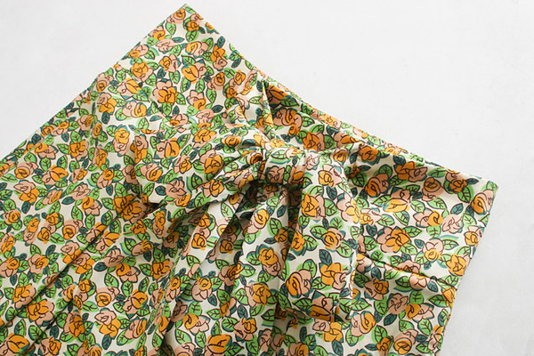 Pantaloni largi de dama cu model floral si panglica