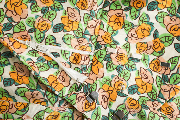 Pantaloni largi de dama cu model floral si panglica