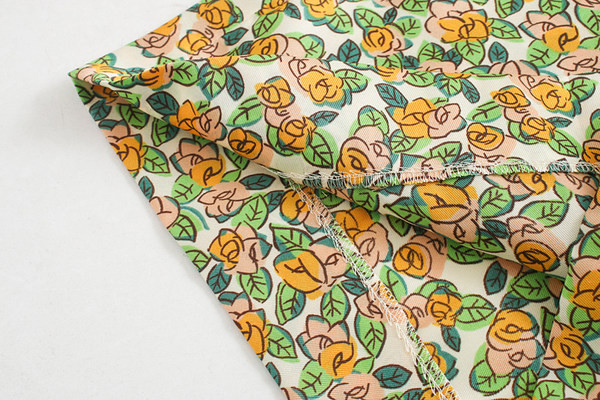 Pantaloni largi de dama cu model floral si panglica