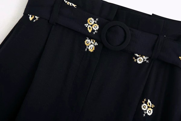 Модерен панталон с бродерия и талия paper bag