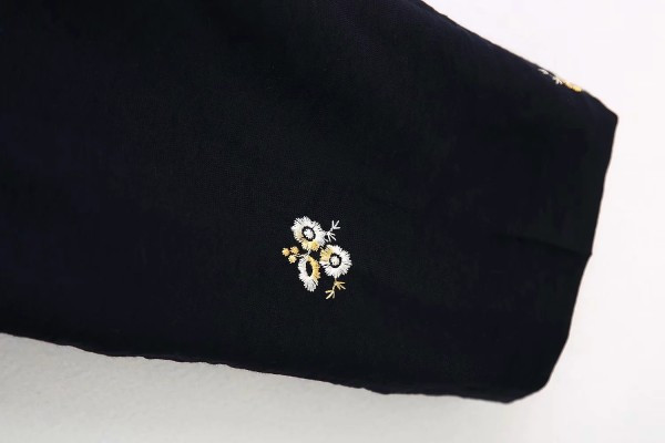 Модерен панталон с бродерия и талия paper bag