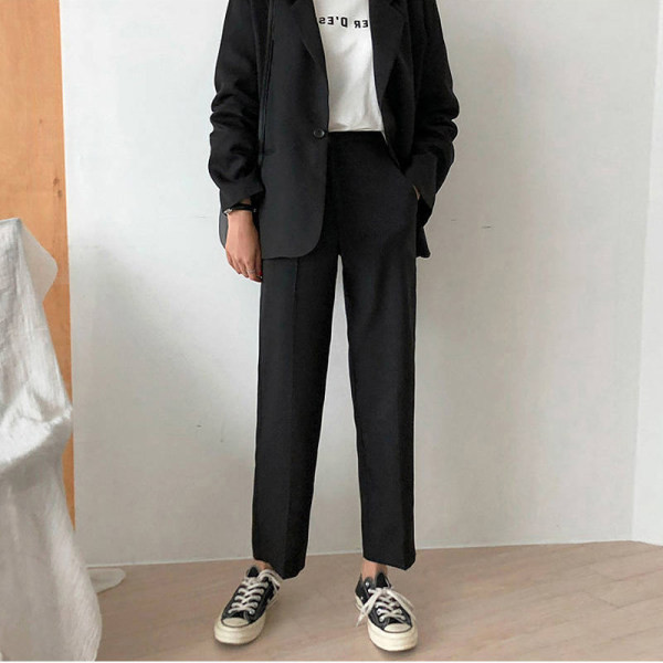 Дамски прав панталон с широки крачоли в черен цвят