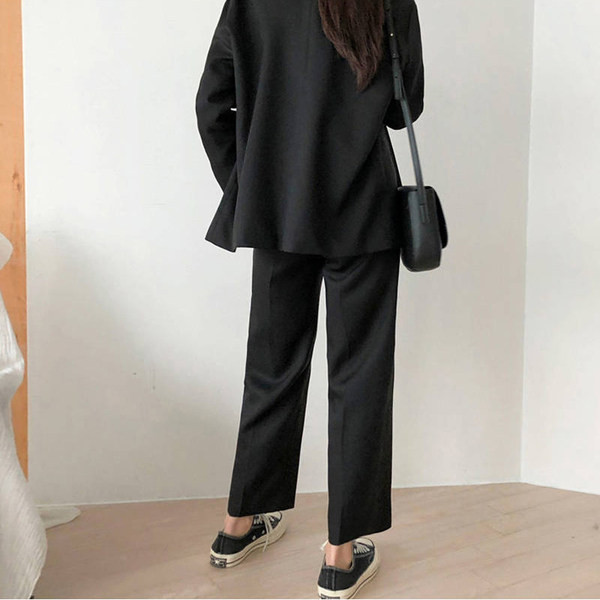 Дамски прав панталон с широки крачоли в черен цвят