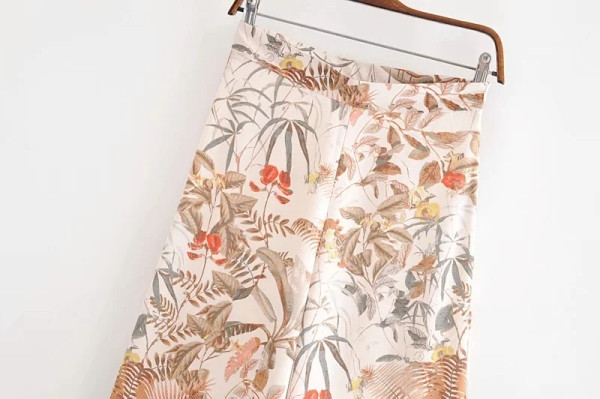 Дамски широк панталон с флорален десен за ежедневието