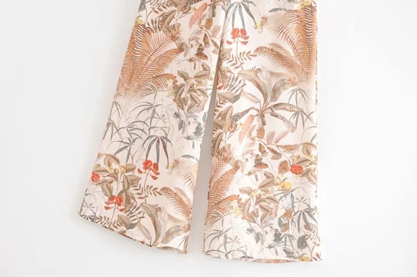 Дамски широк панталон с флорален десен за ежедневието