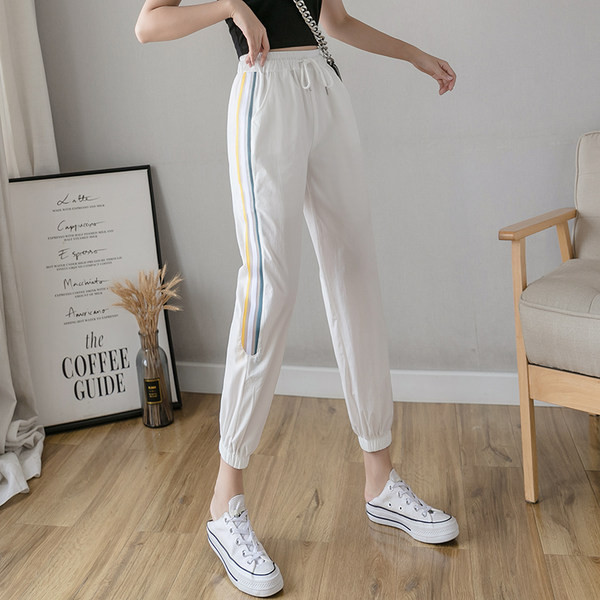 Pantaloni sport de damă cu margini în alb și negru