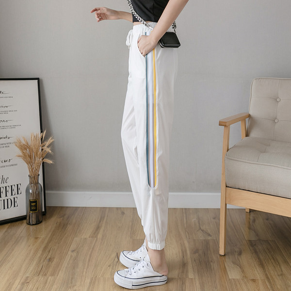 Pantaloni sport de damă cu margini în alb și negru