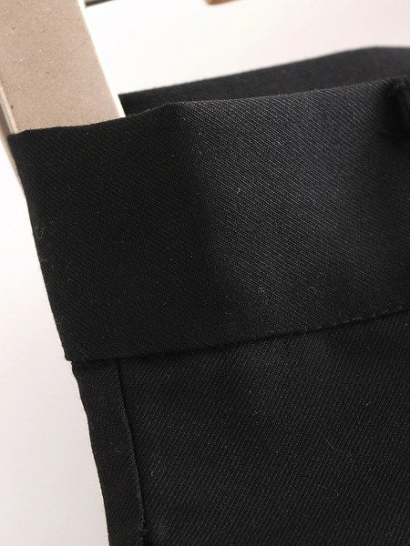 Асиметричен дамски панталон с изрязани части