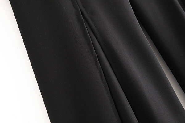 Pantaloni largi de damă în negru