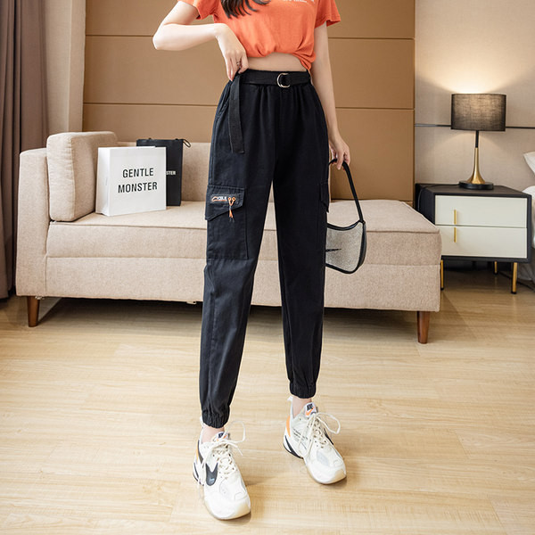 Pantaloni de dama cu buzunare si curea de culoare neagra