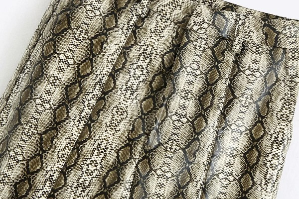 Pantaloni drepti de damă cu model cu model