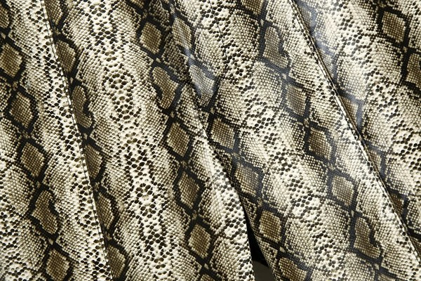 Pantaloni drepti de damă cu model cu model