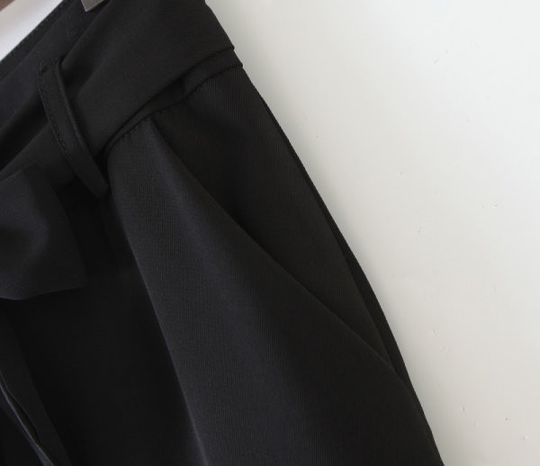 Pantaloni drepti de damă cu legături negre în talie