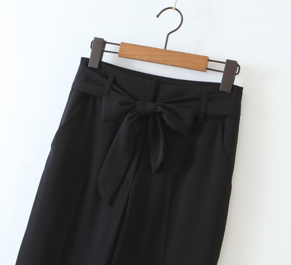 Pantaloni drepti de damă cu legături negre în talie