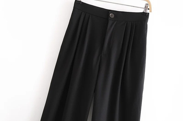 Pantaloni de dama decupati de culoare neagra