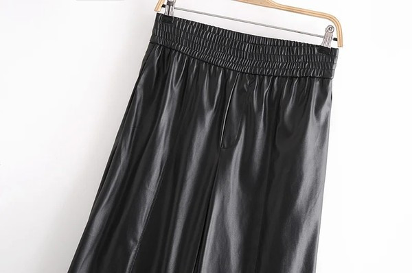 Model larg de pantaloni dama din piele ecologica