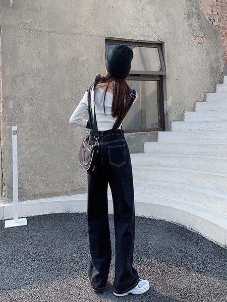 Salopeta de dama din denim cu buzunare de culoare neagra