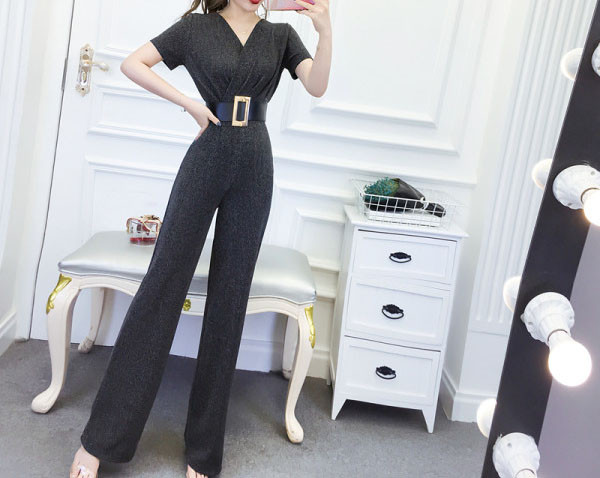 Salopetă modernă de damă cu decolteu în V și mâneci scurte