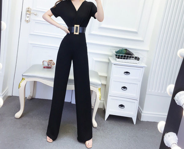 Salopetă modernă de damă cu decolteu în V și mâneci scurte