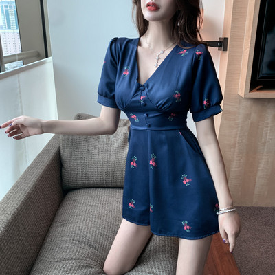 Ženski kratki kombinezon s cvjetnim uzorkom i špic izrezom