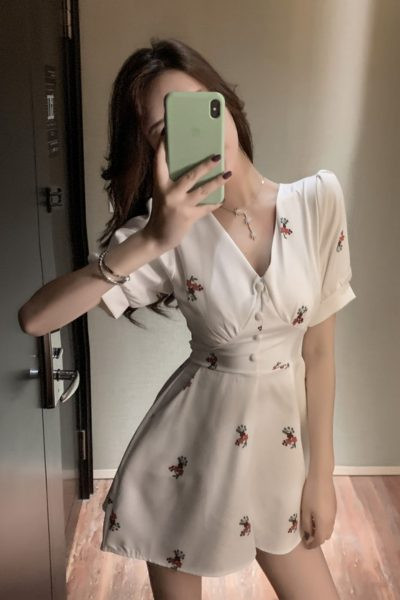 Ženski kratki kombinezon s cvjetnim uzorkom i špic izrezom