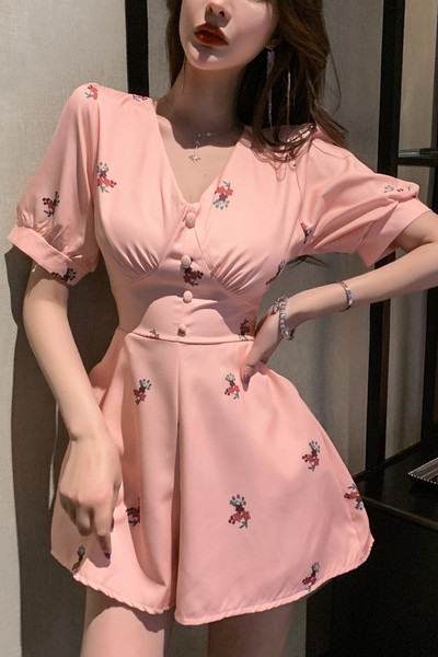 Ženski kratki kombinezon s cvjetnim uzorkom i špic izrezom