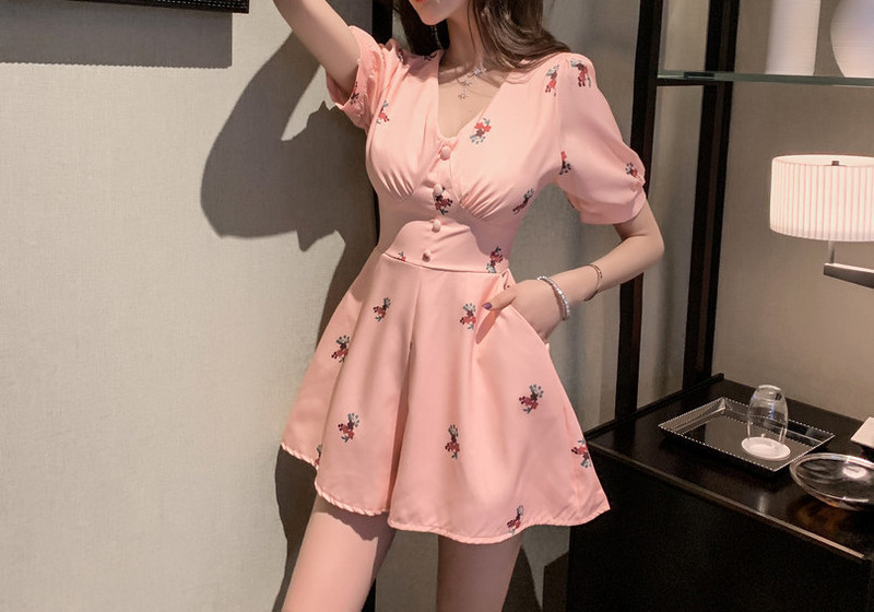 Ženski kratki kombinezon s cvjetnim uzorkom i špic izrezom