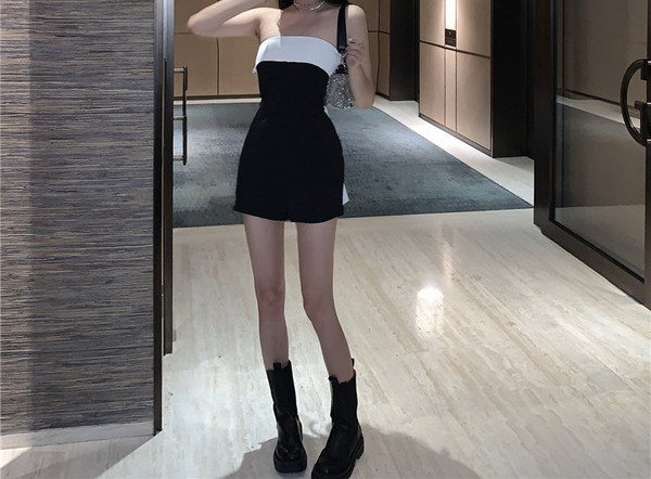 Salopetă scurtă de damă modernă de culoare neagră