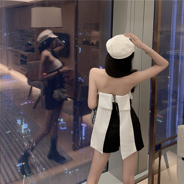 Salopetă scurtă de damă modernă de culoare neagră