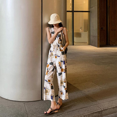 Salopetă de damă actuală cu buline, cu decolteu în V și curea