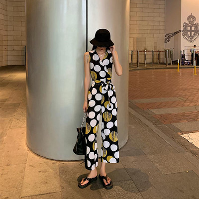 Salopetă de damă actuală cu buline, cu decolteu în V și curea