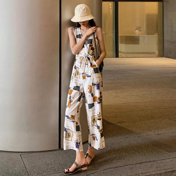 Salopetă de damă actuală cu buline, cu decolteu în V și curea