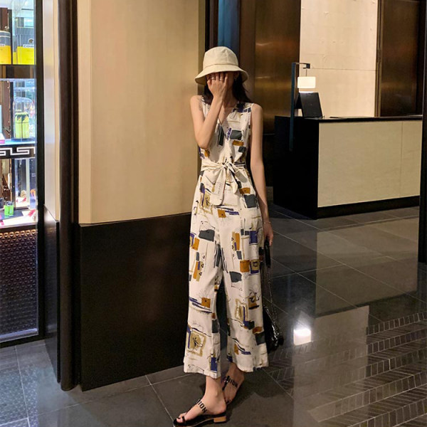 Salopetă de damă actuală cu buline, cu decolteu în V și curea