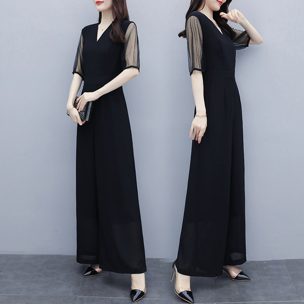 Νέο μοντέο γυναικεία ολόσωμη φόρμα ε μαύρο χρώμα  με κοντά μανίκια και  ντεκολτέ