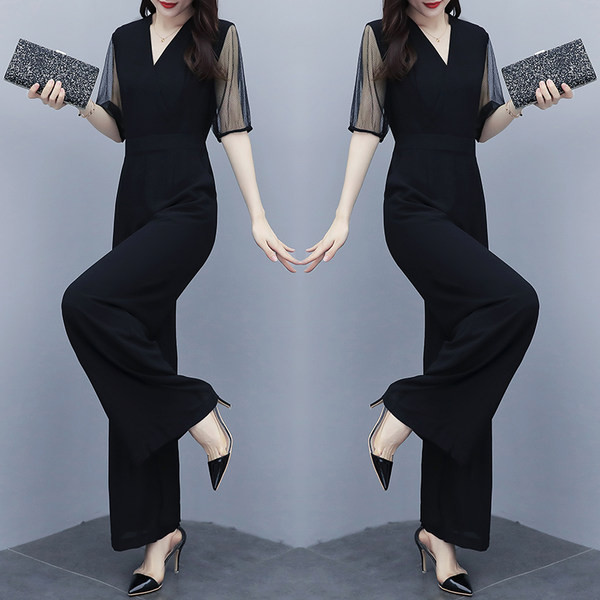 Νέο μοντέο γυναικεία ολόσωμη φόρμα ε μαύρο χρώμα  με κοντά μανίκια και  ντεκολτέ