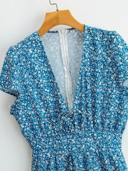 Salopetă scurtă de damă cu model floral și decolteu spitz