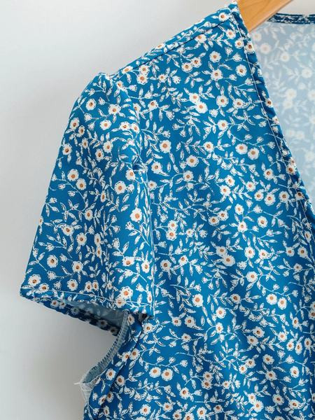 Salopetă scurtă de damă cu model floral și decolteu spitz