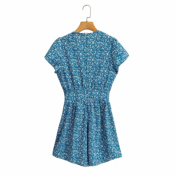 Salopetă scurtă de damă cu model floral și decolteu spitz